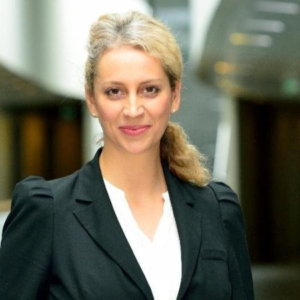 Frau Katharina Knoll
